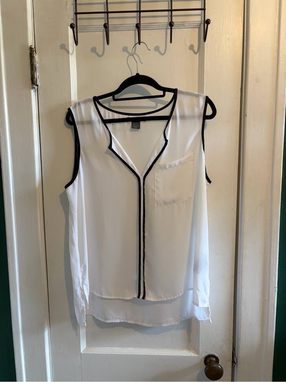 Suzy Shier White Sleeveless Blouse with Black Piping